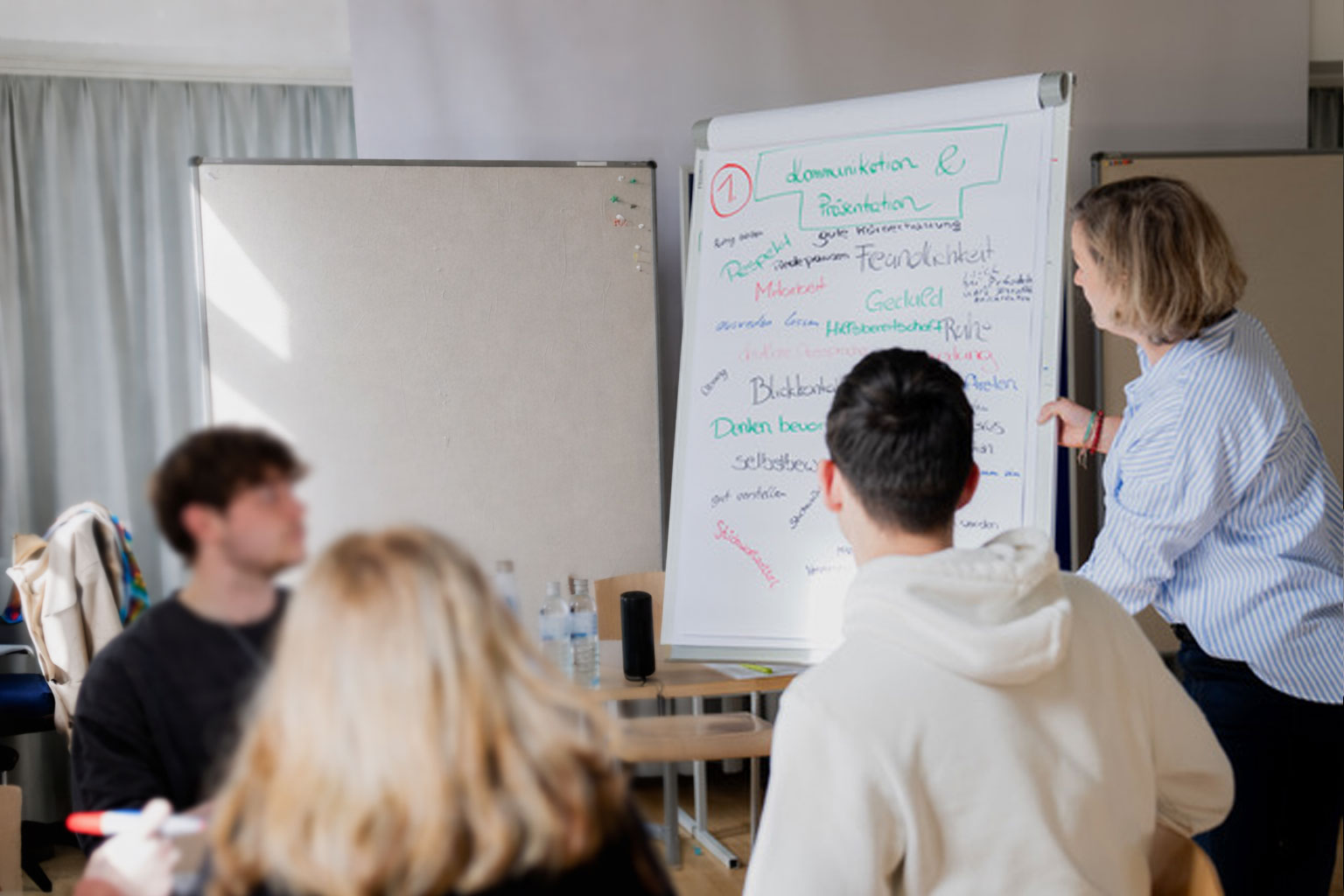 Daniela Burns beim Sportcoaching in einer kleinen Gruppe mit Flipboard